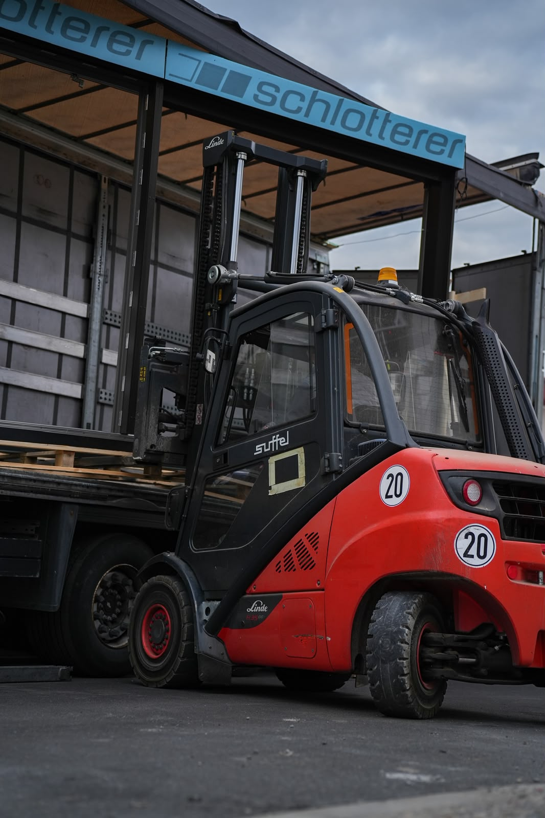 Gabelstapler beim Entladen eines LKW auf dem Betriebshof eines Mittelstandsbetriebs